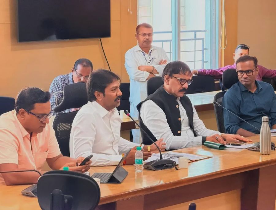 Meeting with municipal department officials