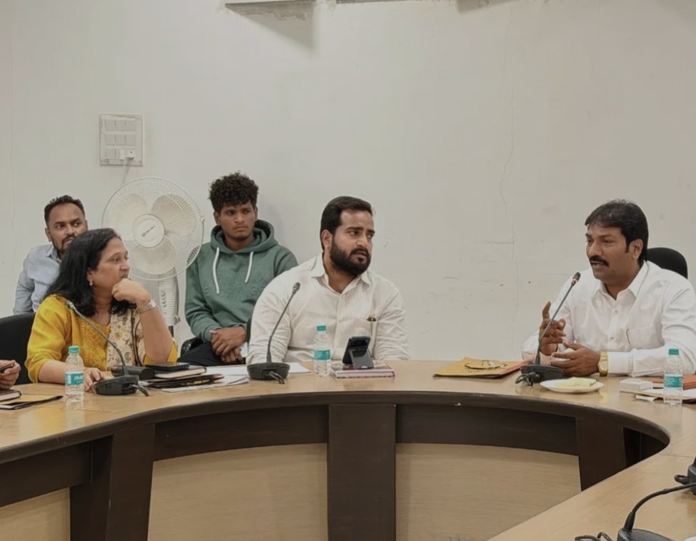 Town-planning review meeting with residents and officials